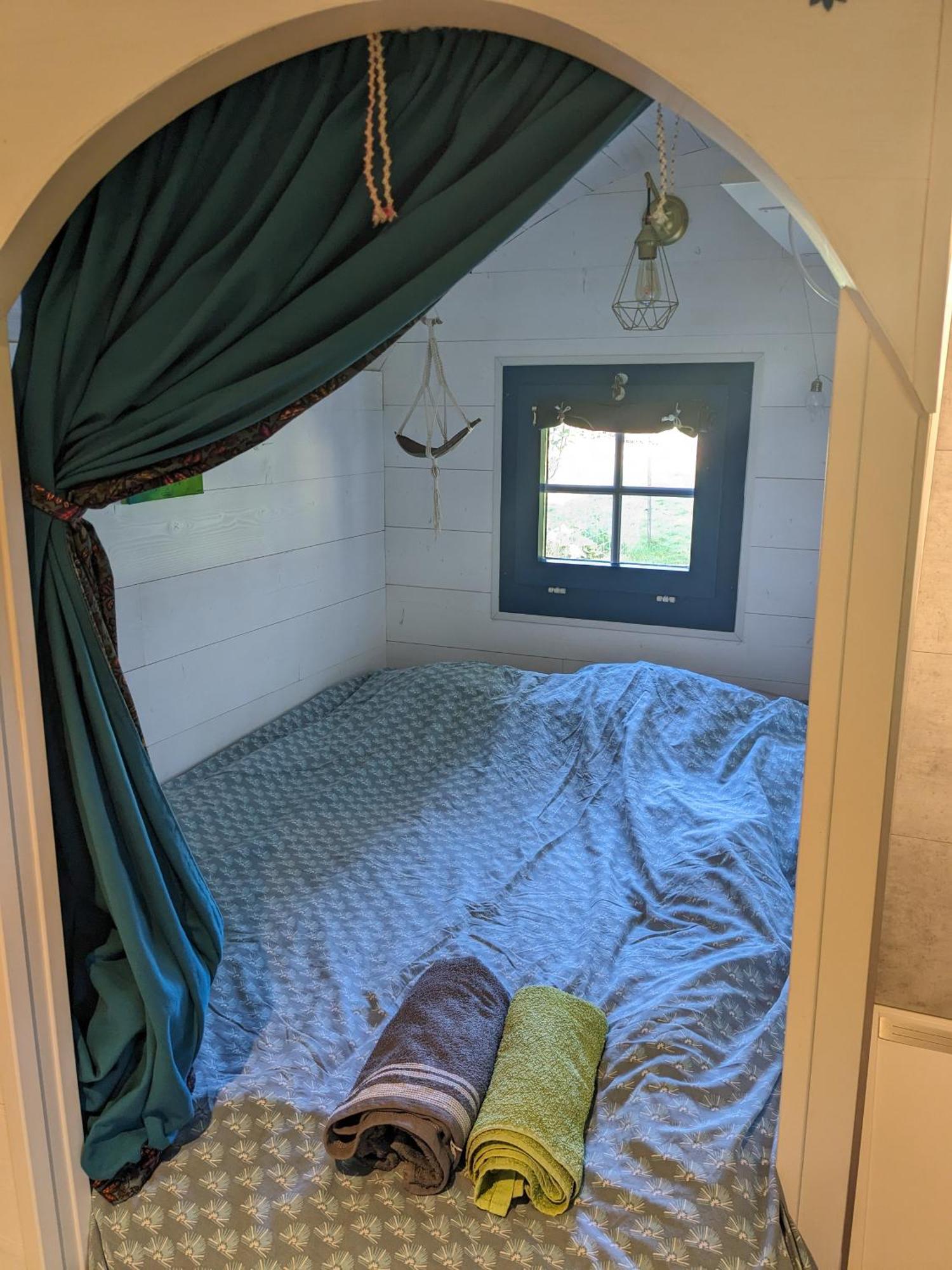 La Roulotte Tiny House Du Mond'Ideal Leval  Exterior foto